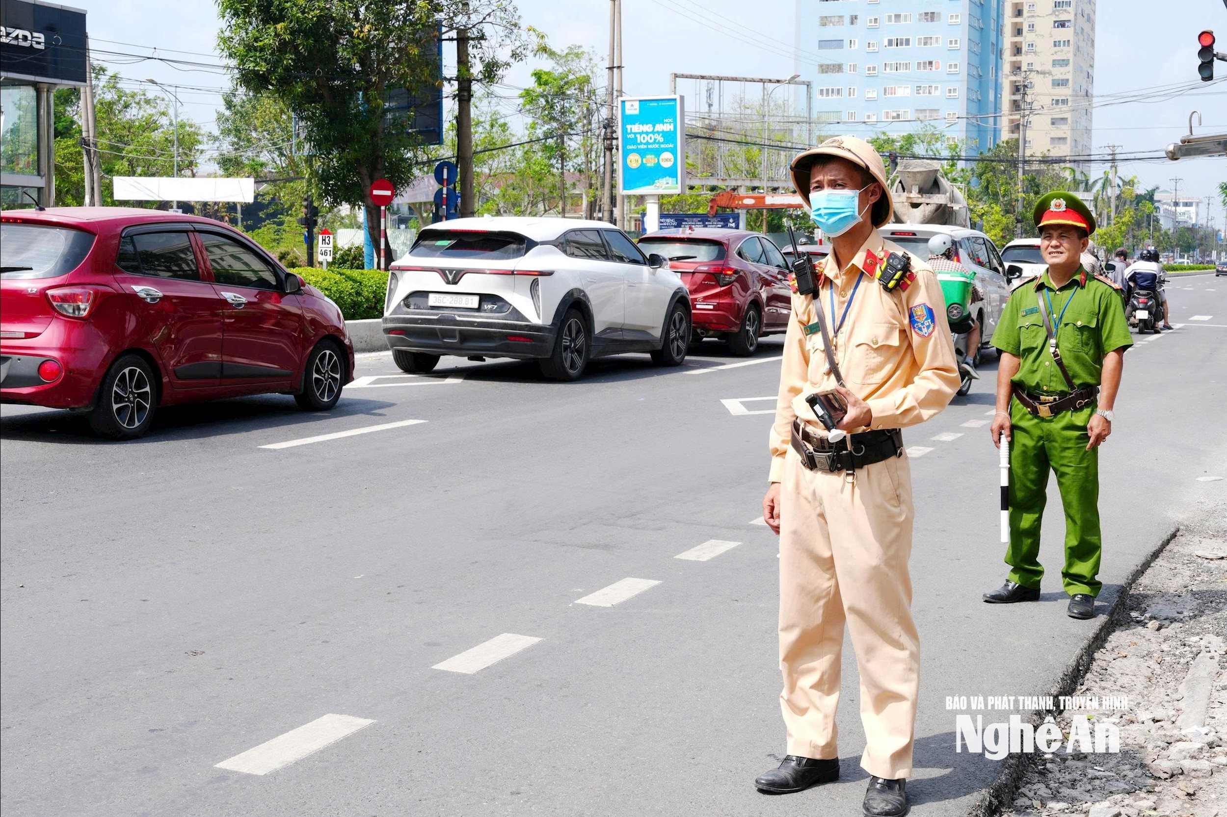 Theo kế hoạch, lực lượng chức năng tổ chức tuần tra kiểm soát khắp địa bàn tỉnh, tập trung tại các tuyến đường trọng điểm, khu vực gần quán bar, nhà hàng, quán ăn… Ảnh Đ.C