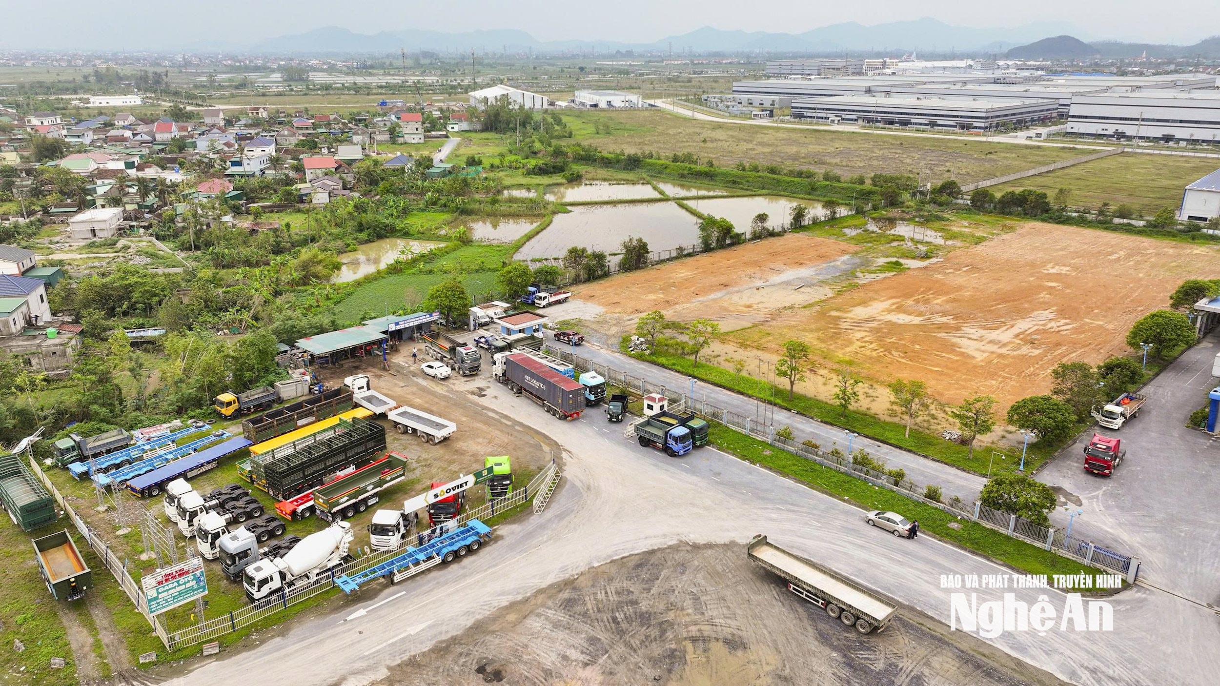 Góc ảnh cho thấy khu đất ao hồ, nơi Công ty CP Sản xuất găng tay Bắc Trung Bộ thực hiện dự án Nhà máy sản xuất găng tay bảo hộ lao động bị ách tắc lối vào. Ảnh: Võ Hải