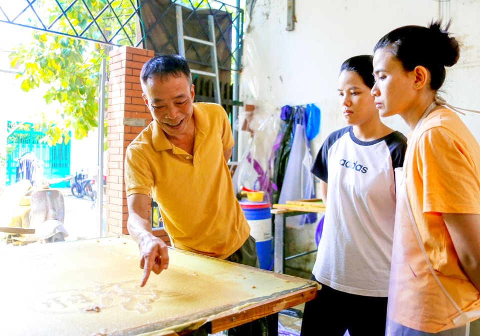 Hiện anh Hà dạy nghề miễn phí cho những người thật sự có đam mê, kiên trì theo đuổi với tranh giấy dừa.