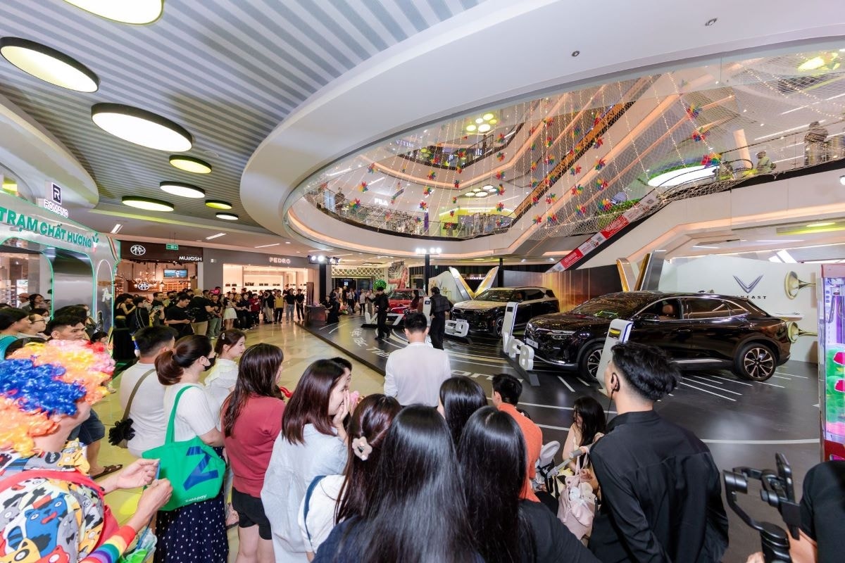 bo ba vinfast vf 7, vf 8, vf 9 hut khach tai ngay hoi trai nghiem xe dien hinh anh 1