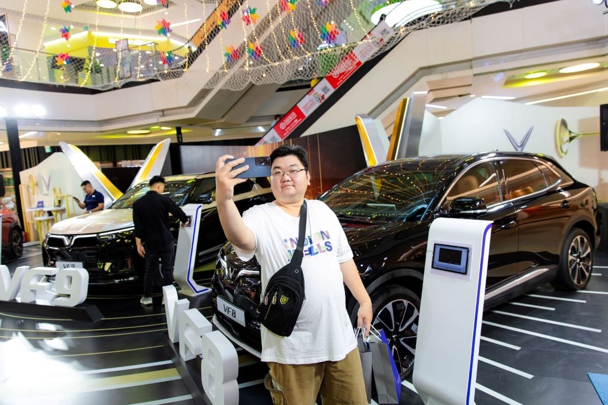 bo ba vinfast vf 7, vf 8, vf 9 hut khach tai ngay hoi trai nghiem xe dien hinh anh 2