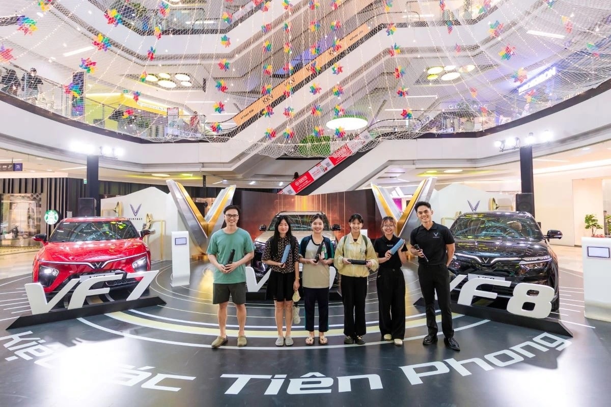 bo ba vinfast vf 7, vf 8, vf 9 hut khach tai ngay hoi trai nghiem xe dien hinh anh 3