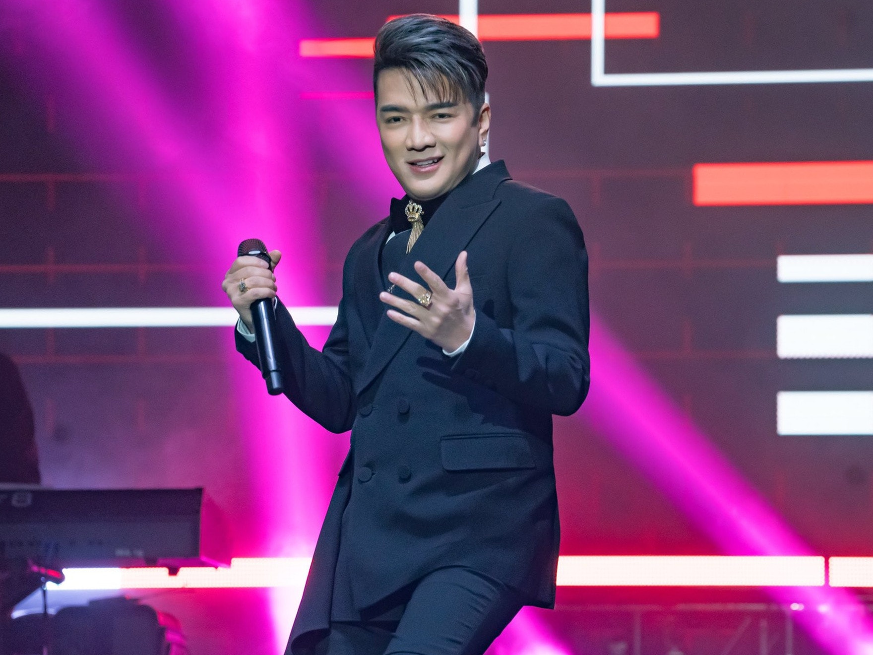 Ồn ào hy hữu xảy ra giữa ca sĩ Đàm Vĩnh Hưng và cha con NSND Xuân Bắc. Ảnh: FBNV