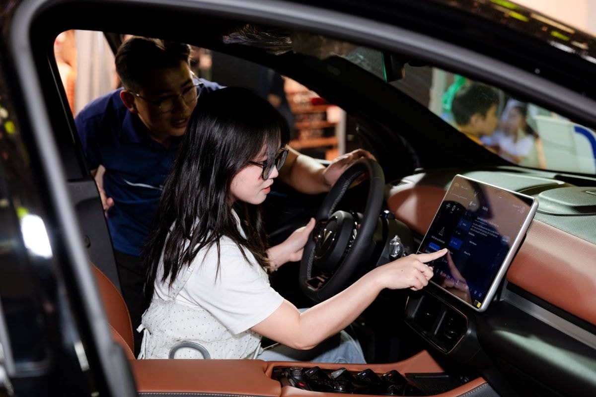 bo ba vinfast vf 7, vf 8, vf 9 hut khach tai ngay hoi trai nghiem xe dien hinh anh 4