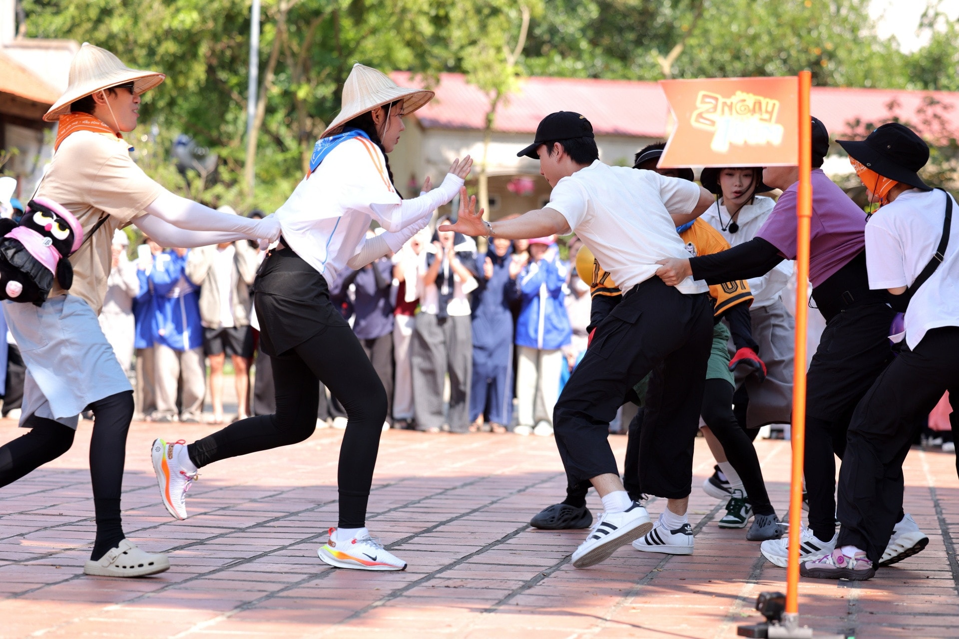 Các thành viên tham gia trò chơi 'Rồng rắn lên mây'.