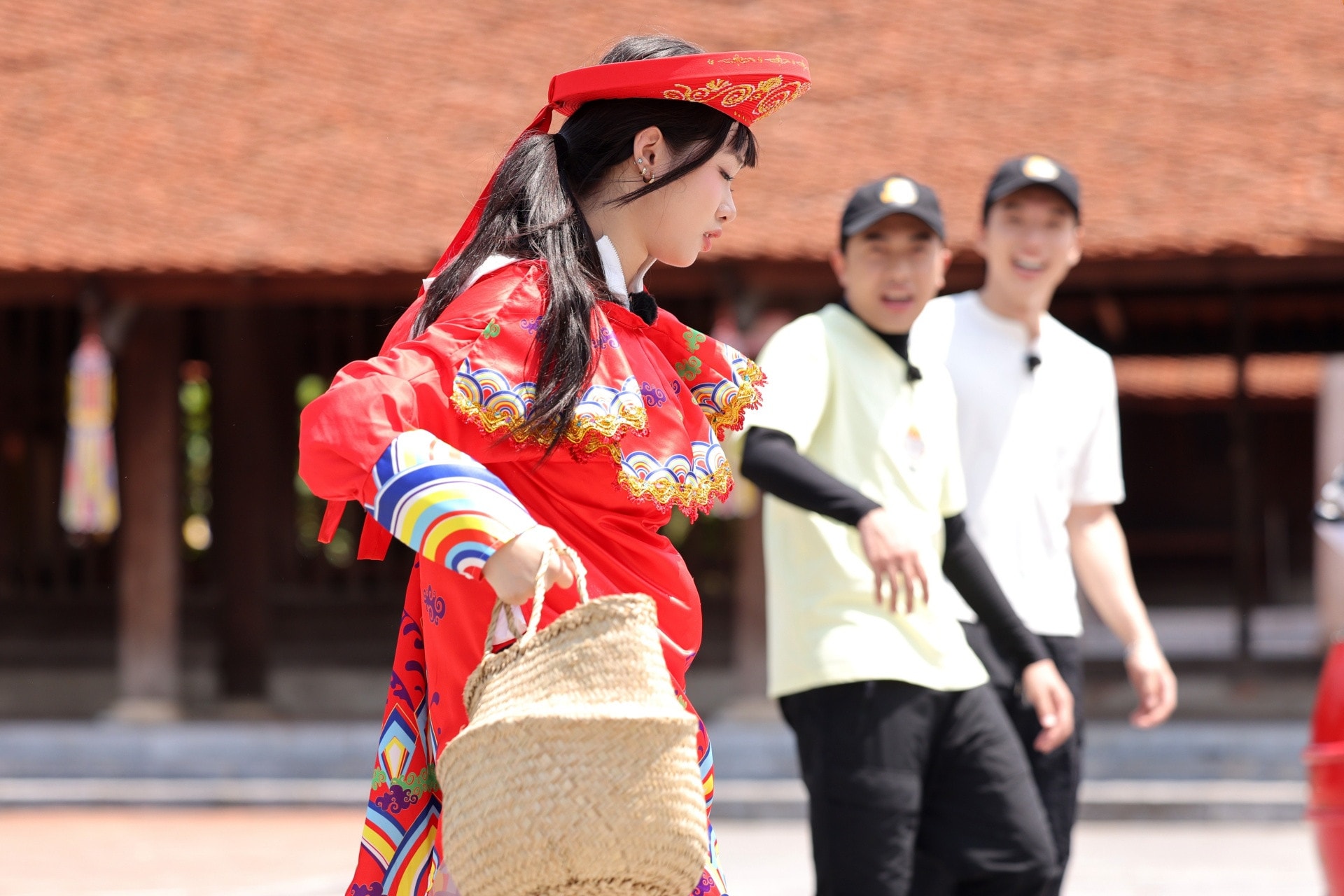 Các thành viên chuẩn bị cho trò chơi 'Chạy ró'.