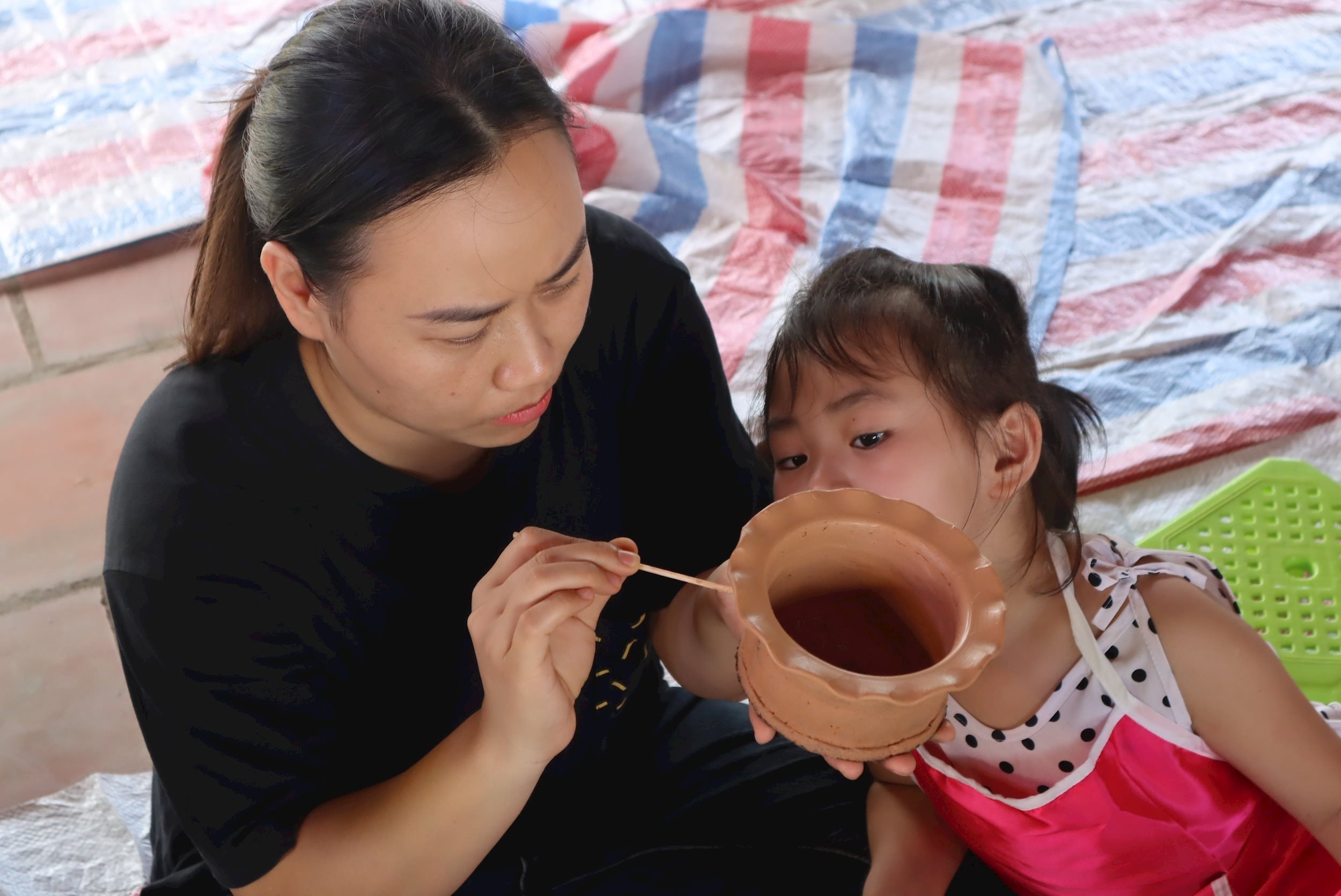 Mẹ và con cùng tham gia workshop tại Bảo tàng Nghệ An - Xô Viết Nghệ Tĩnh. Ảnh Diệp Thanh