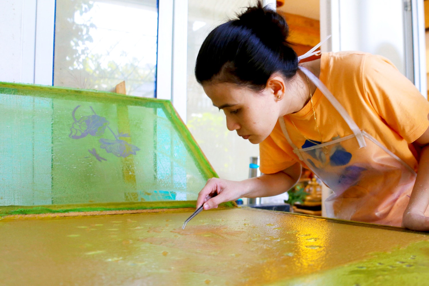 Nhiều người đang theo học và làm việc tại xưởng.