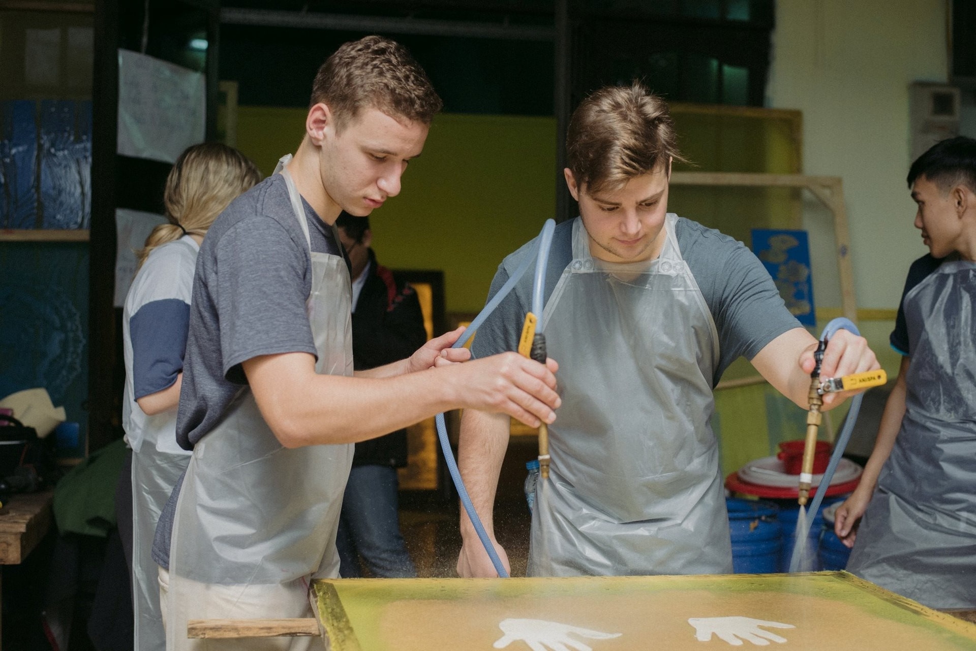 XƯỞNG TRANH GIẤY DỪA ĐÓN KHÁCH NƯỚC NGOÀI ĐẾN TRẢI NGHIỆM