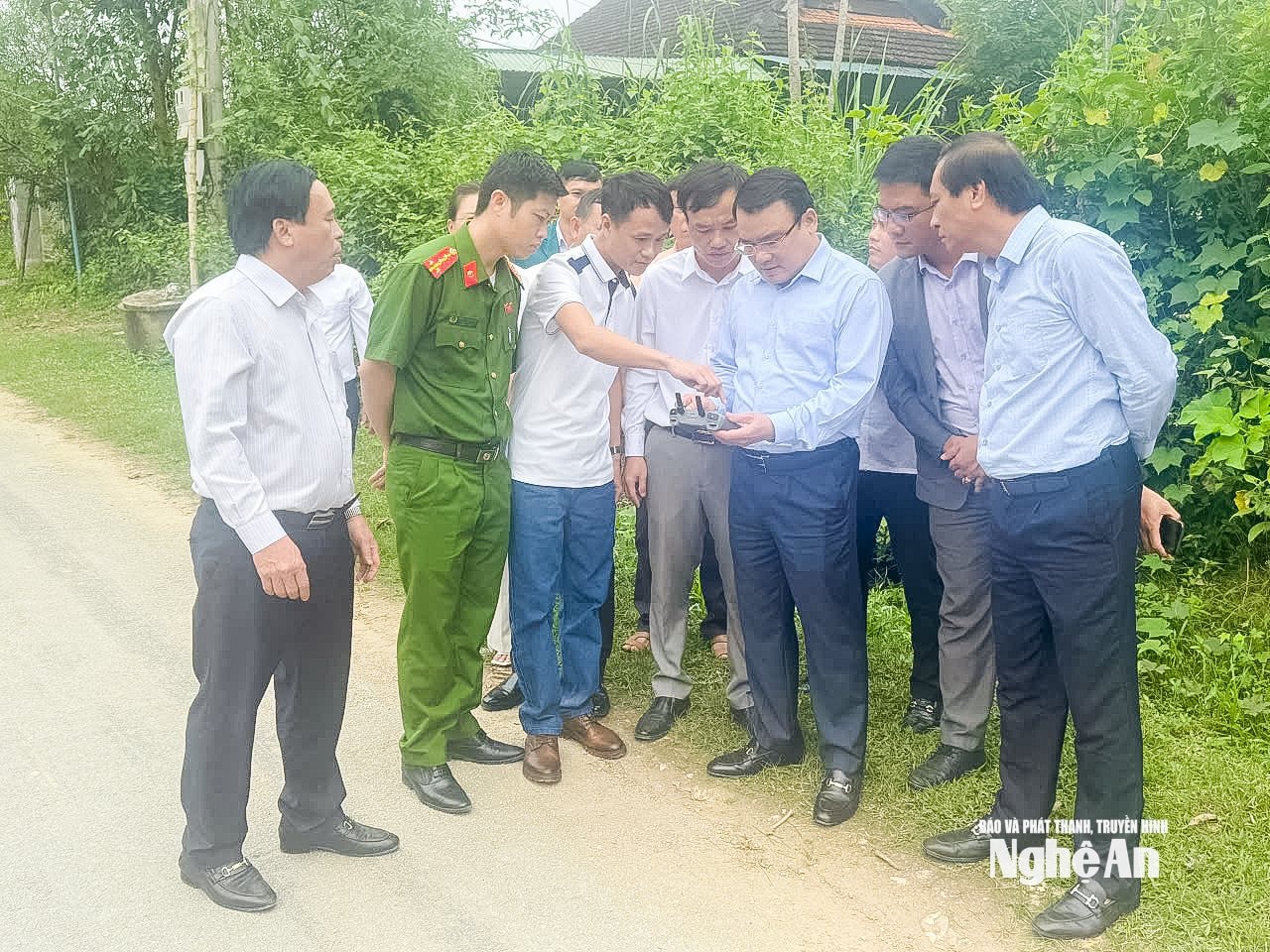 Phó Chủ tịch UBND tỉnh Phùng Thành Vinh kiểm tra khu quy hoạch mặt bằng xây dựng Trường Phổ thông nội trú liên cấp Tiểu học và Trung học cơ sở xã Tam Thái. Ảnh: P.V