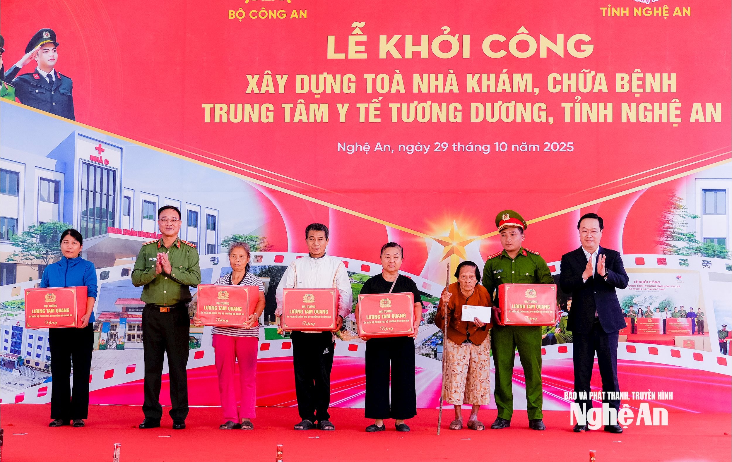 Thứ trưởng Bộ Công an Thượng tướng Phạm Thế Tùng và Bí thư Tỉnh uỷ Nghệ An trao tặng quà cho các hộ dân của xã Tương Dương. Ảnh: Phạm Bằng