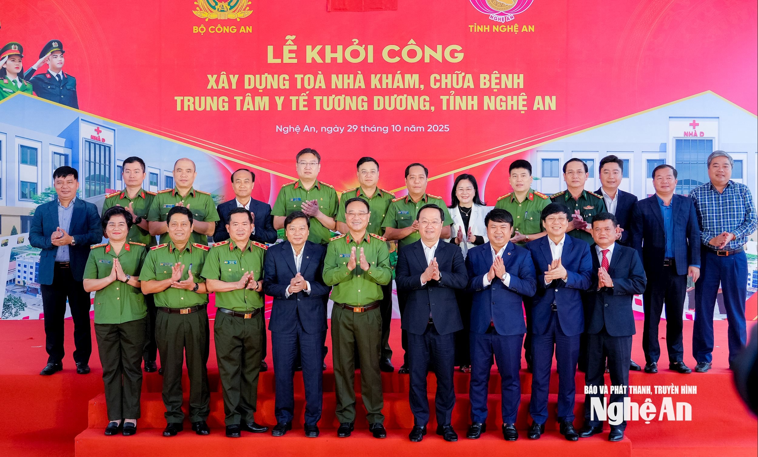 Lãnh đạo Bộ Công an, tỉnh Nghệ An và các đại biểu chụp ảnh lưu niệm. Ảnh: Phạm Băn