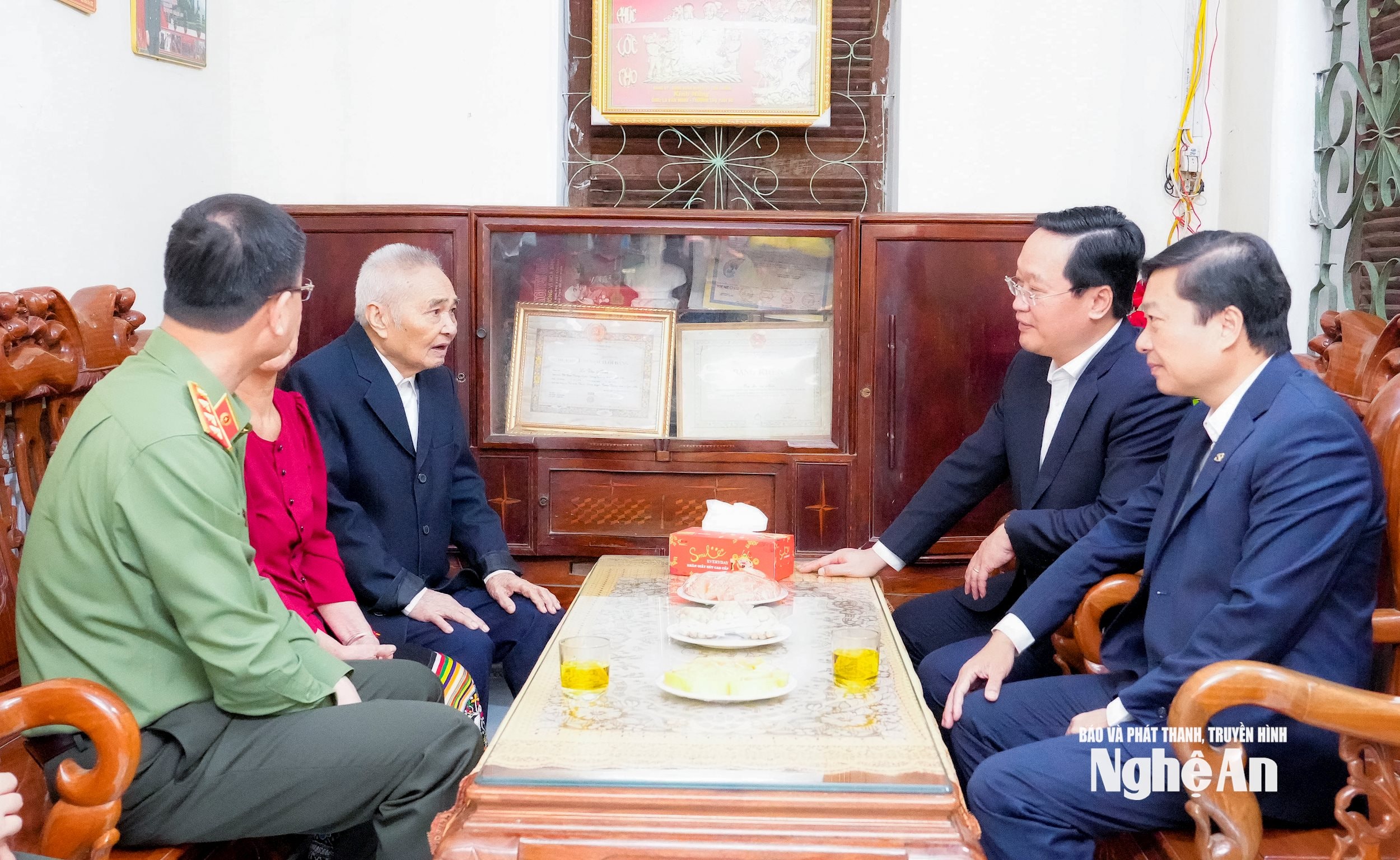 Thứ trưởng Bộ Công an Thượng tướng Phạm Thế Tùng và lãnh đạo tỉnh Nghệ An đến thăm, trao tặng quà cho gia đình ông La Văn Minh, Thương binh hạng 2/3, trú xóm Hoà Bắc, xã Tương Dương. Ảnh: Phạm Bằng