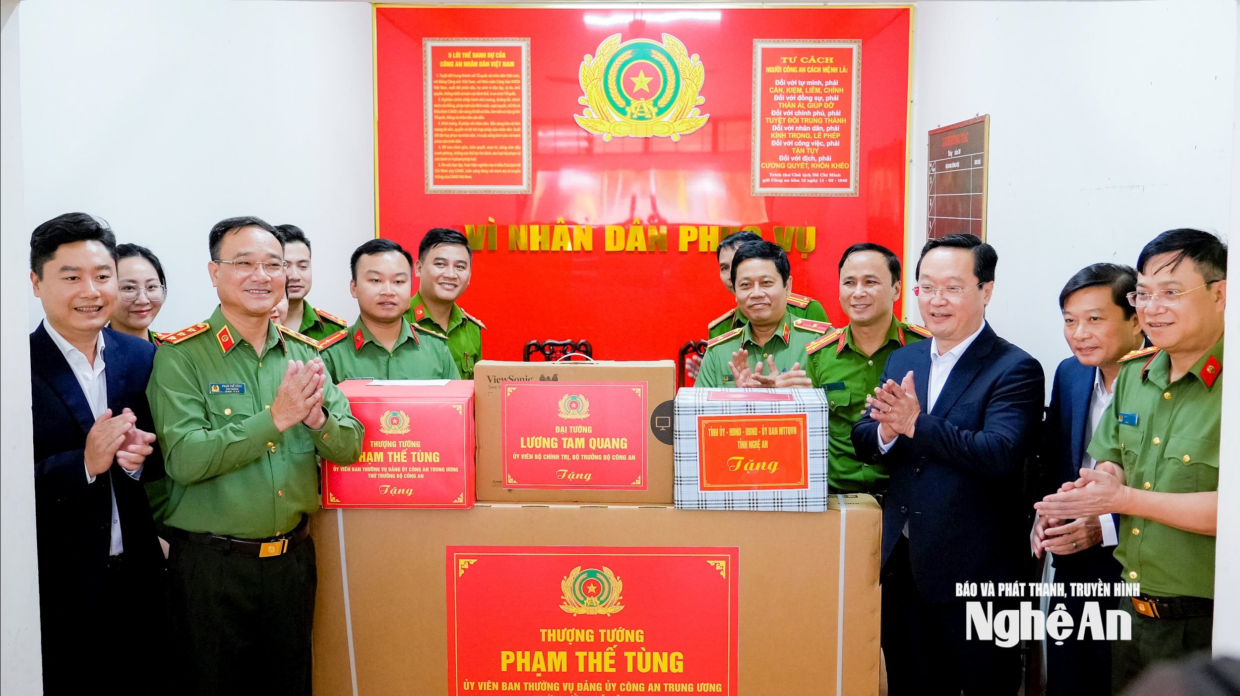 Thứ trưởng Bộ Công an Thượng tướng Phạm Thế Tùng và lãnh đạo tỉnh Nghệ An đến thăm, trao tặng quà cho Công an xã Tương Dương. Ảnh: Phạm Bằng