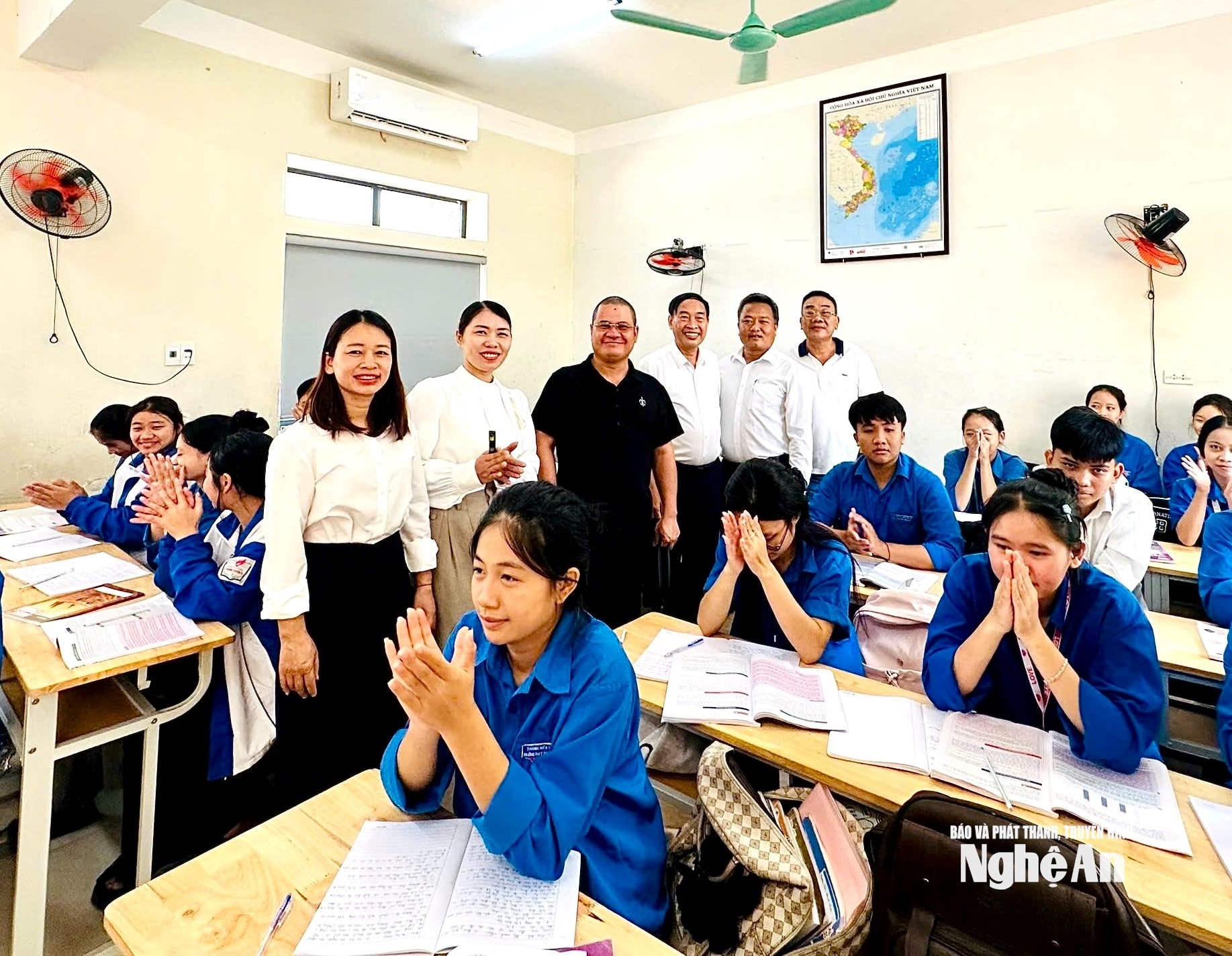 Cựu học sinh Trường T HPT Thanh Chương 3 trao tặng điều hòa cho các lớp. Ảnh - Mỹ Hà