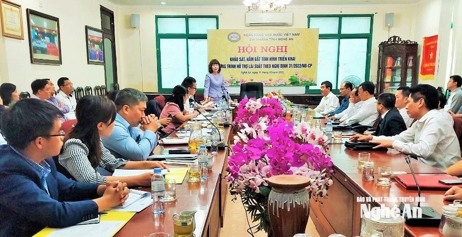 Lãnh đạo Ngân hàng Nhà nước Việt Nam Chi nhánh Nghệ An kiểm tra việc thực hiện Chương trình hỗ trợ lãi suất theo Nghị Định 31- 2022 NĐ - CP. Ảnh PV