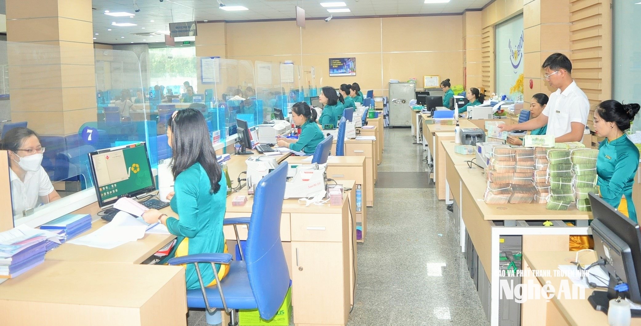 Ngành ngân hàng luôn đáp ứng kịp thời nguồn vốn cho khách hàng trên địa bàn Nghệ An. Ảnh HV