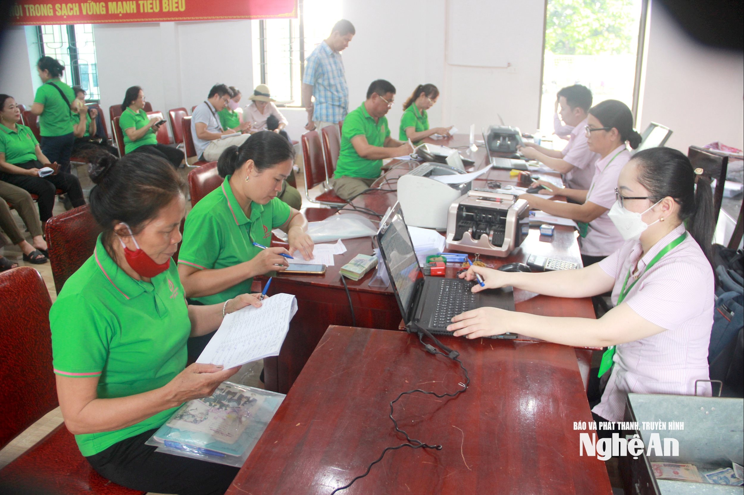 Người dân làm thủ tục vay vốn Ngân hàng Chính sách. Ảnh: Quang An