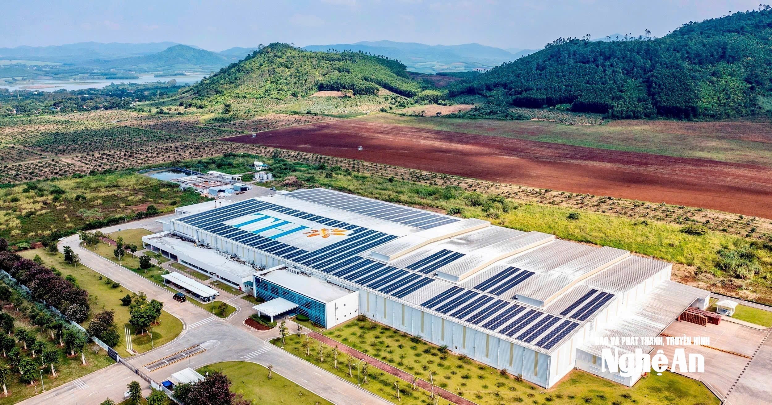 Nhà máy sản xuất nước tinh khiết Núi Tiên sử dụng điện áp mái mặt trởi. Ảnh Huyền Châu