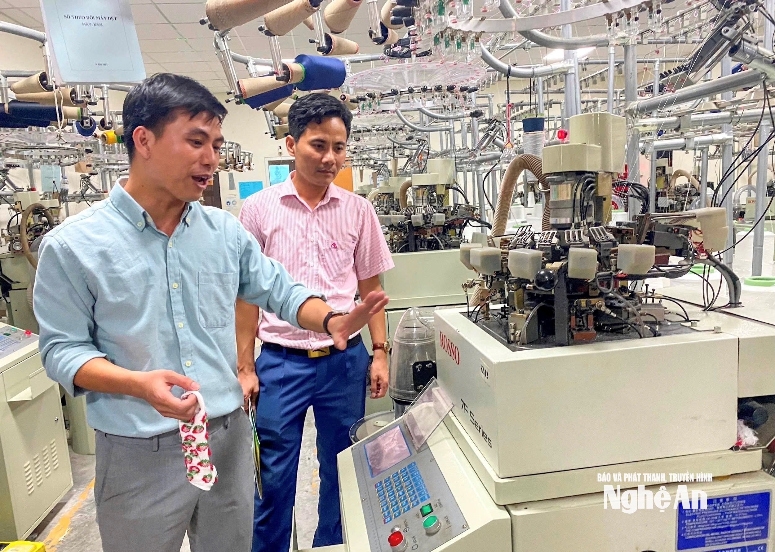 I slutet av året ökade efterfrågan på lån för produktion och företag. På bilden: Begen Company Limiteds produktionslinje för exportstrumpor i Nghia Loc kommun. Foto: TH