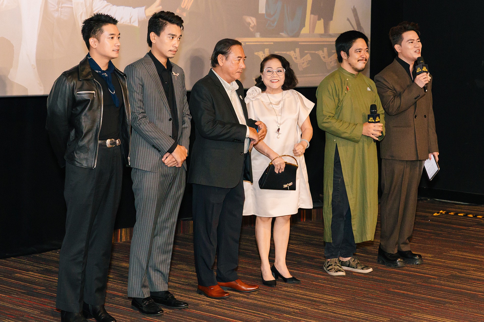 Ê-kíp đoàn phim trong buổi giao lưu.