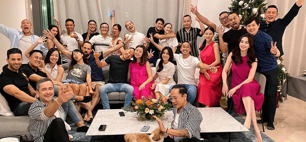 Justin Cohen (thứ hai từ trái) cùng vợ chồng Tăng Thanh Hà, Đặng Thu Thảo, Phillip Nguyễn trong một sự kiện.