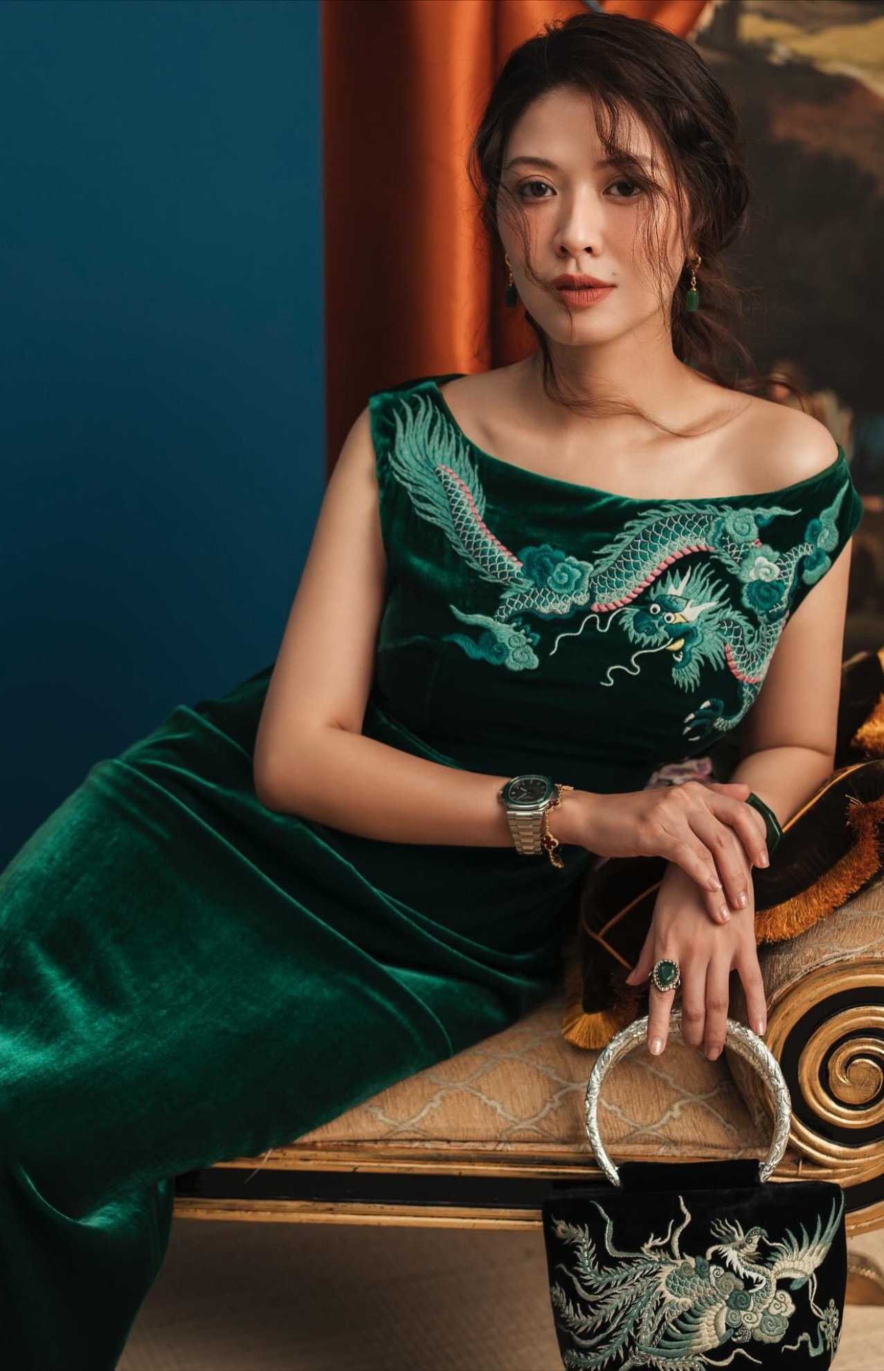 BTV Ngọc Trinh trong trang phục váy nhung họa tiết rồng phượng.