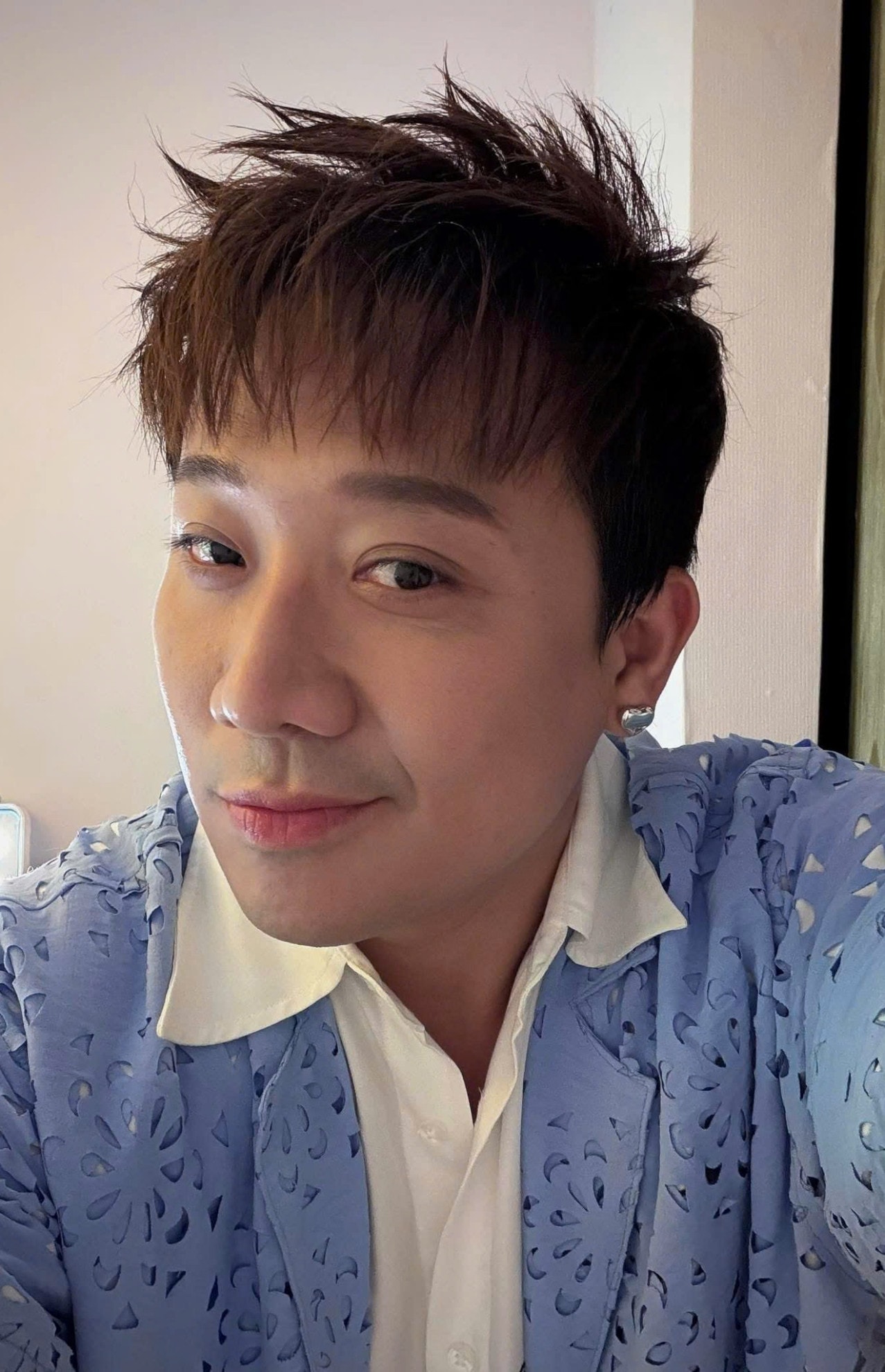 MC Trấn Thành selfie khoe gương mặt góc cạnh sau khi giảm cân.