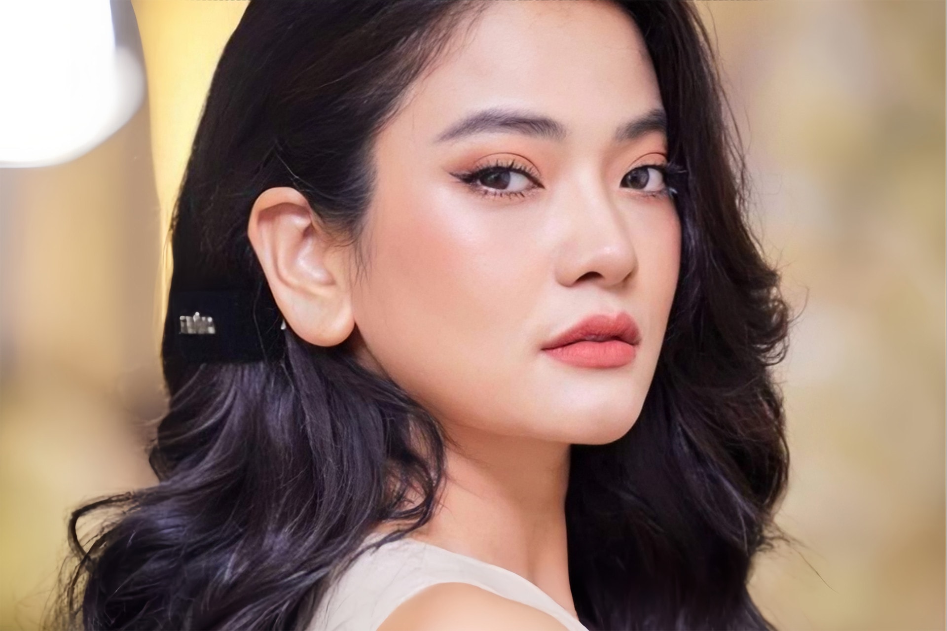 Thúy Hằng trong phim Chồng cũ, vợ cũ, người yêu cũ.