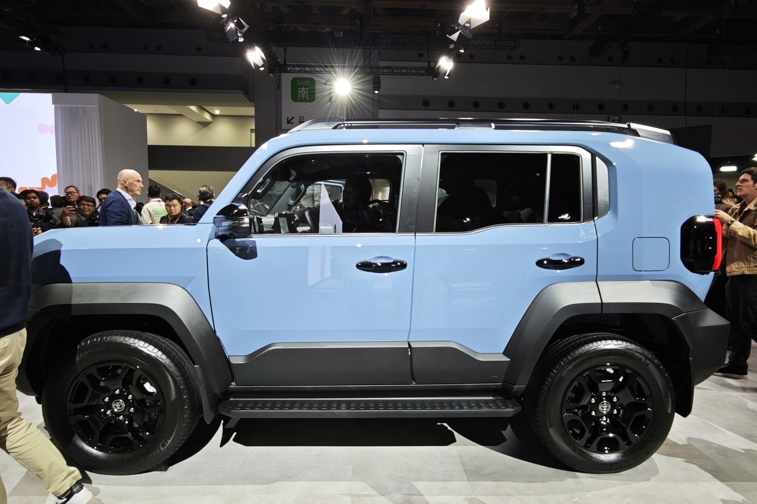 Toyota Land Cruiser FJ anh 3