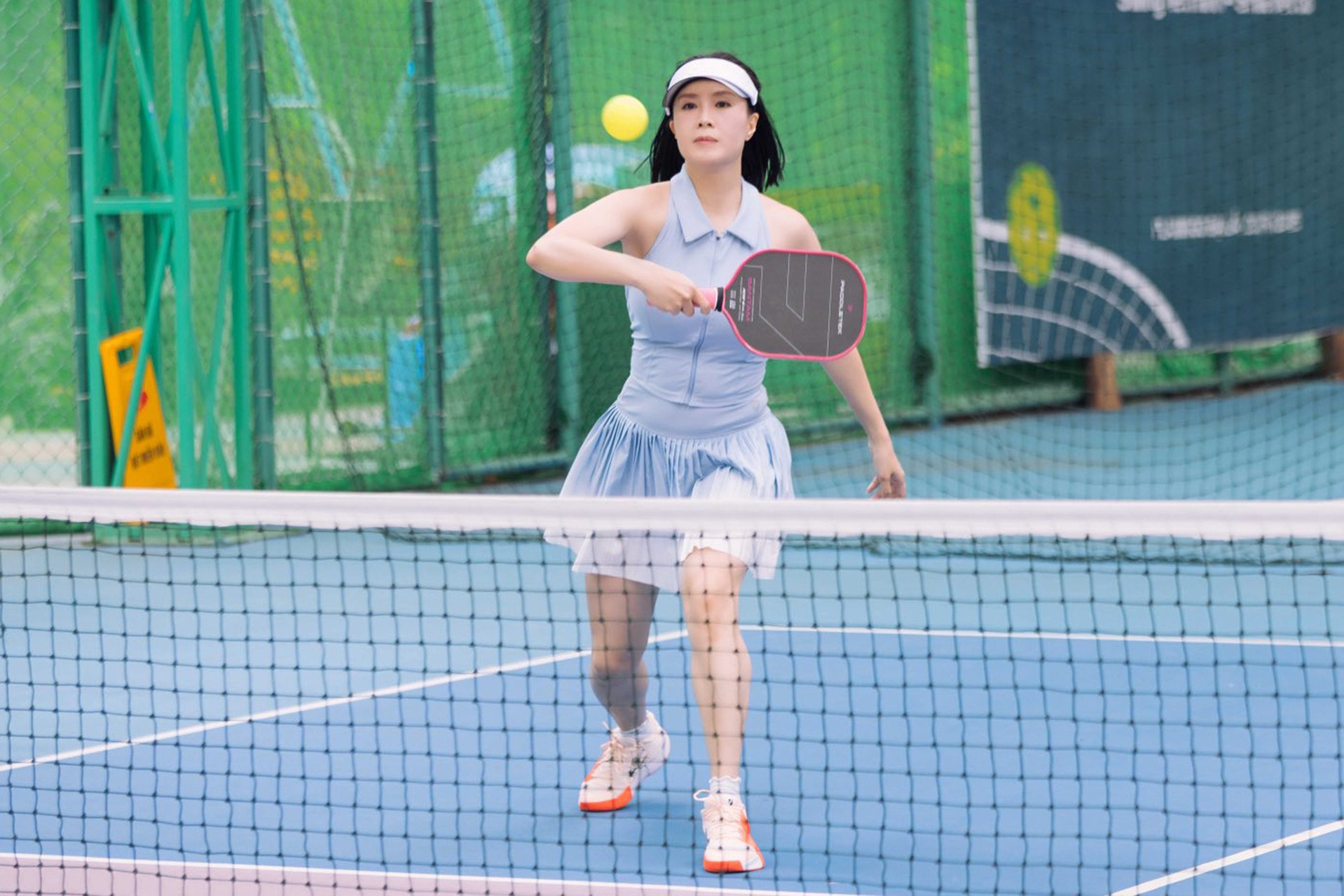 Diễn viên Hồng Diễm chơi pickleball cùng bạn bè.