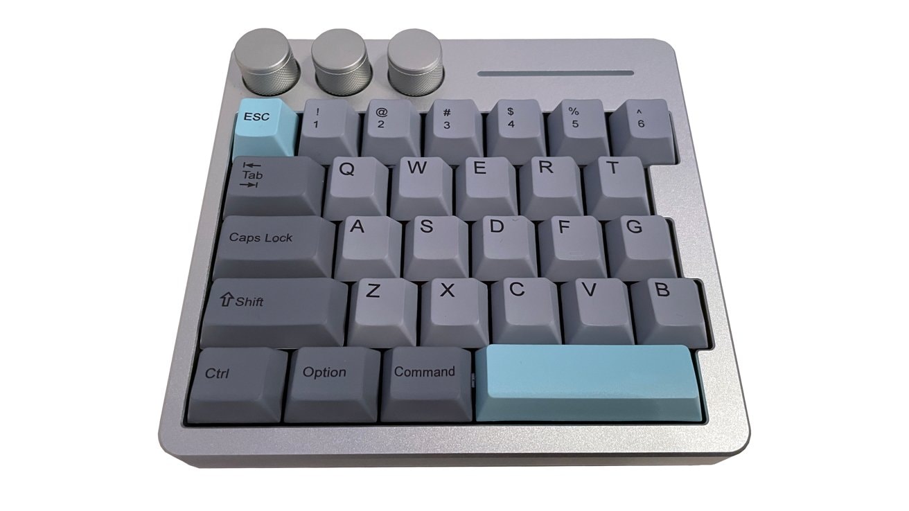 KiiBoom Cybrix 29 được đặt trên bàn làm việc, sẵn sàng cho các tác vụ.