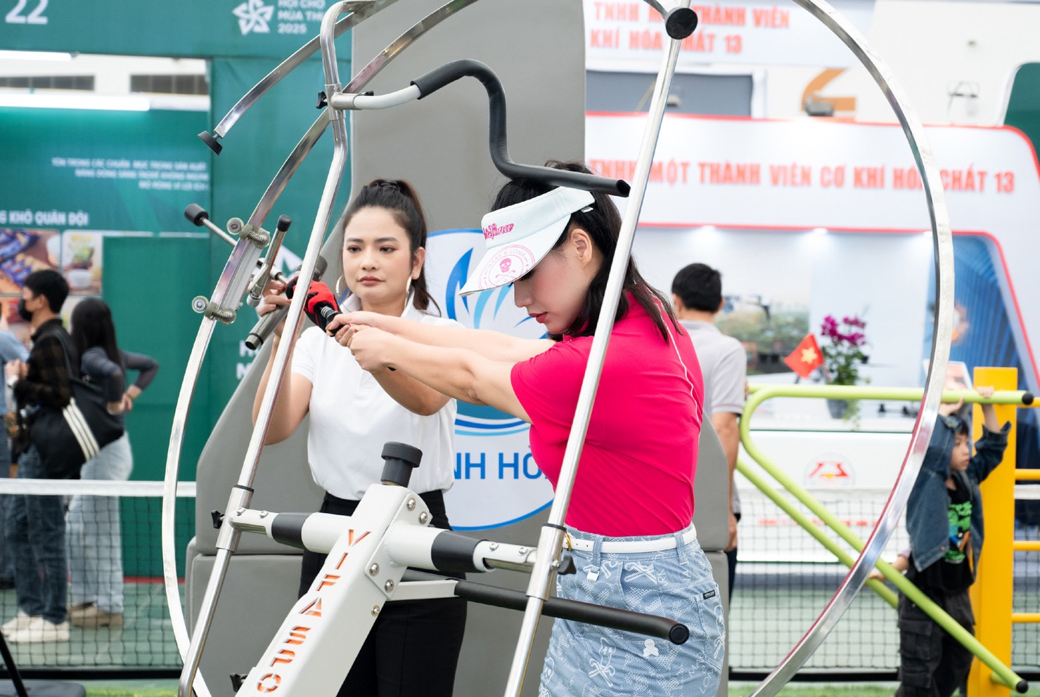 Diễn viên Thúy Hằng hướng dẫn chơi golf trên khung tập tại Hội chợ Mùa thu 2025.