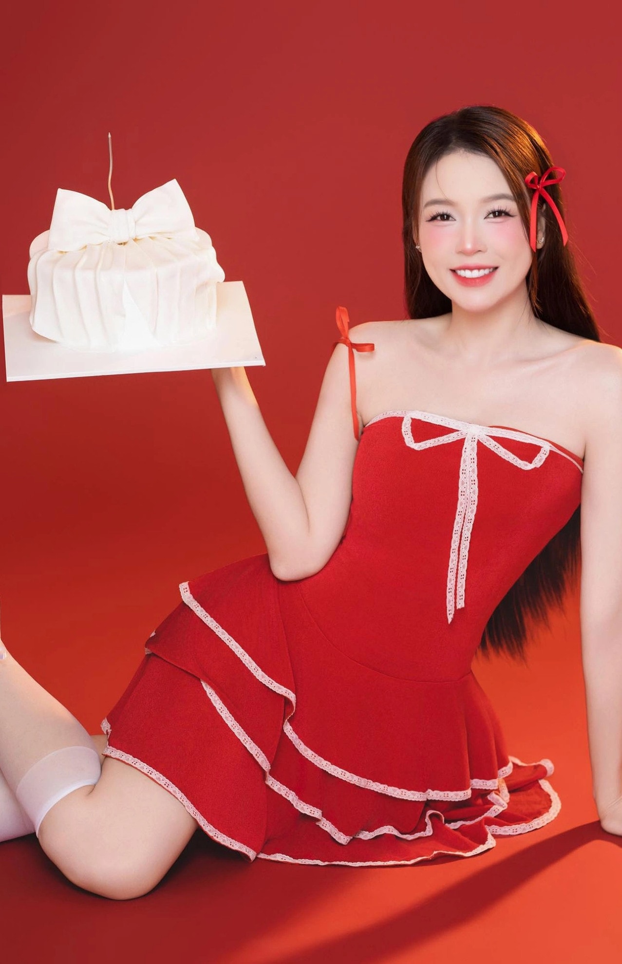 Diễn viên Sam diện đầm đỏ đón sinh nhật.