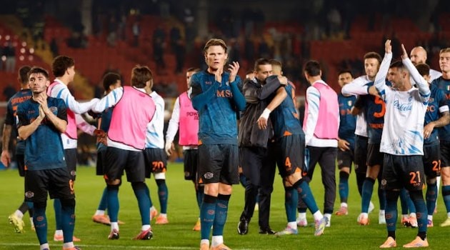 Napoli giành 3 điểm nhọc nhằn.