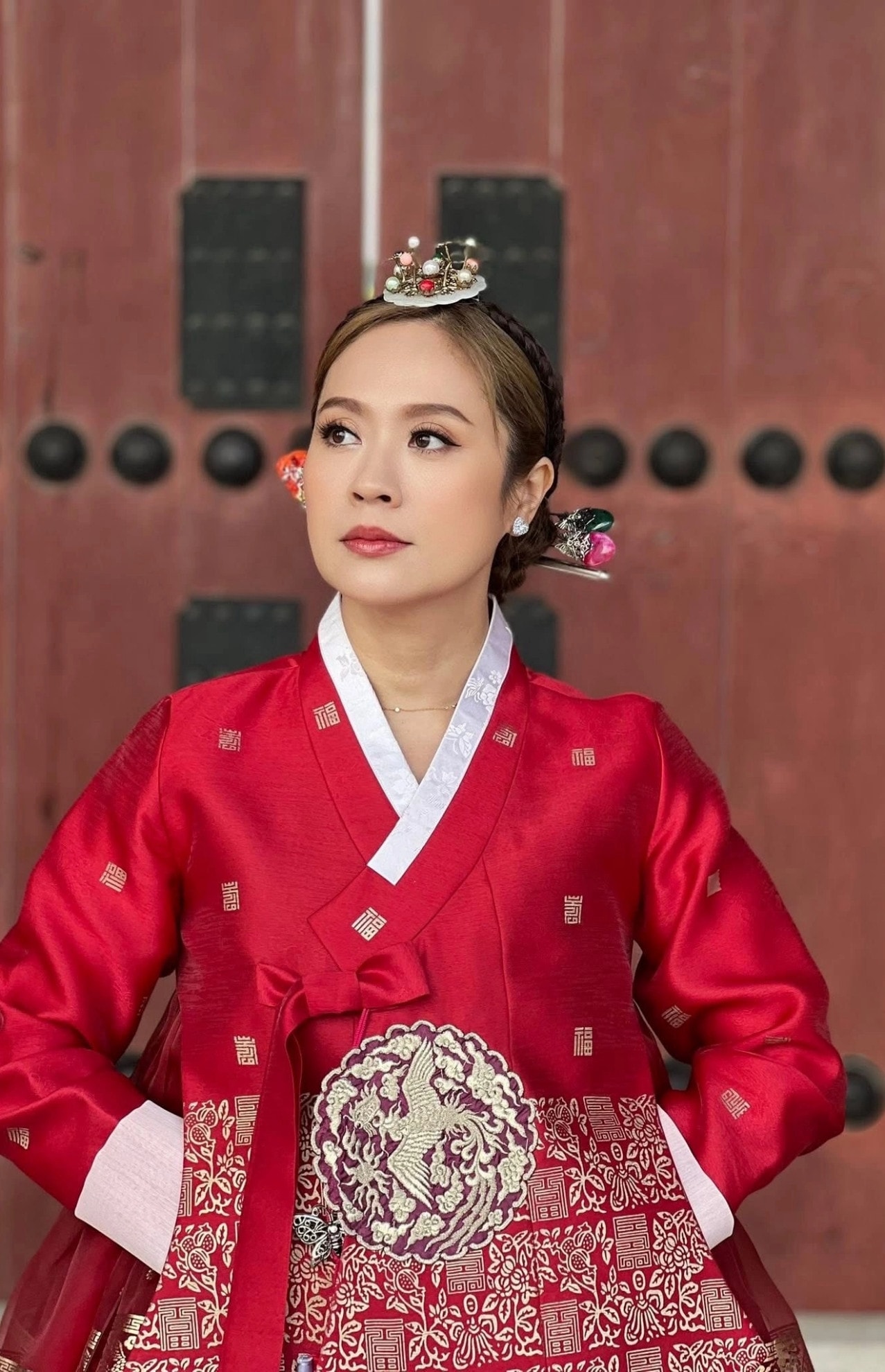 Diễn viên Thanh Thúy trong trang phục Hanbok tại Hàn Quốc.