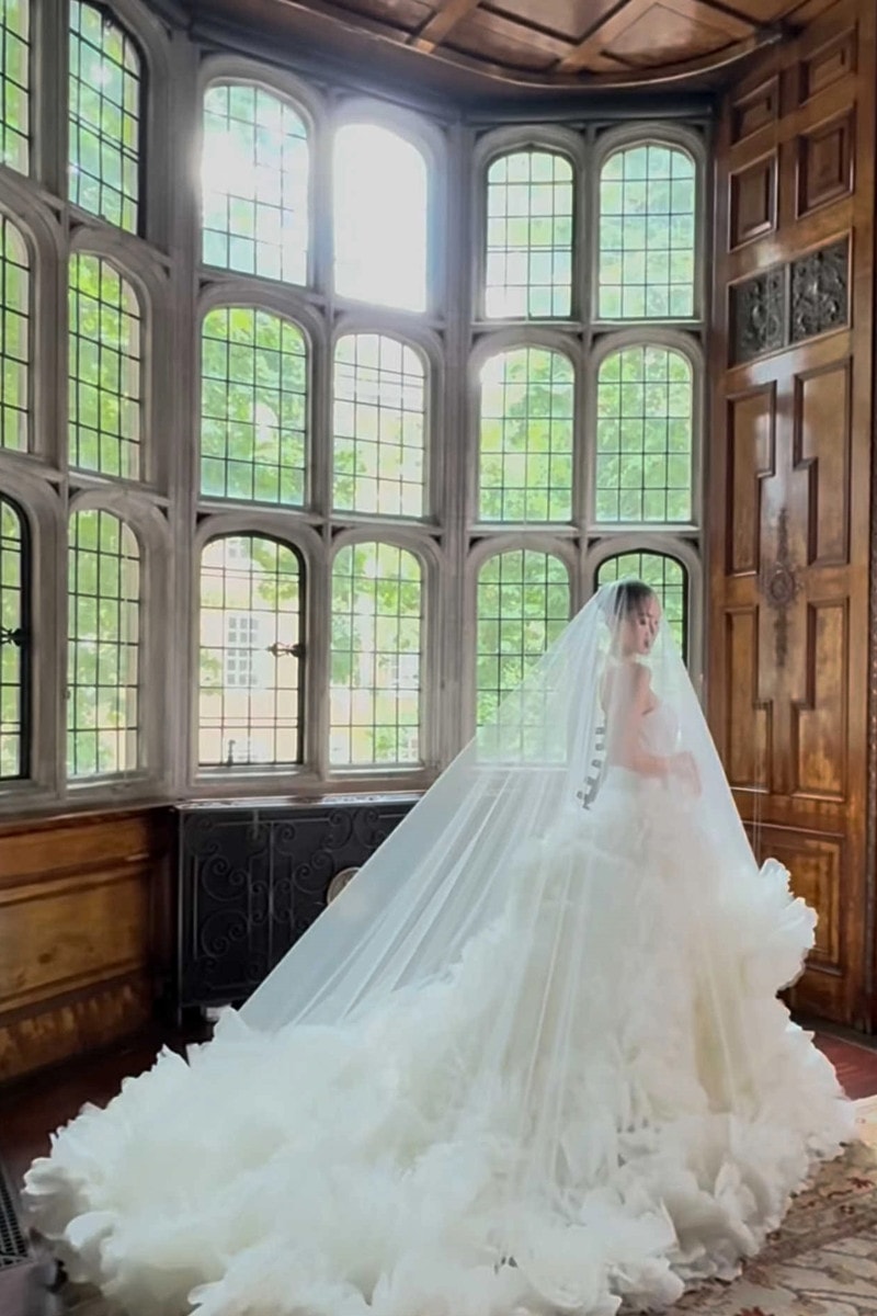 Tiên Nguyễn và vị hôn phu Justin Cohen trong bộ ảnh cưới thực hiện tại London.