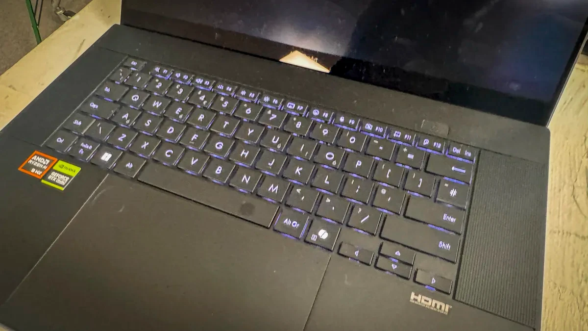 Bàn di chuột lớn tích hợp Asus DialPad trên ProArt P16