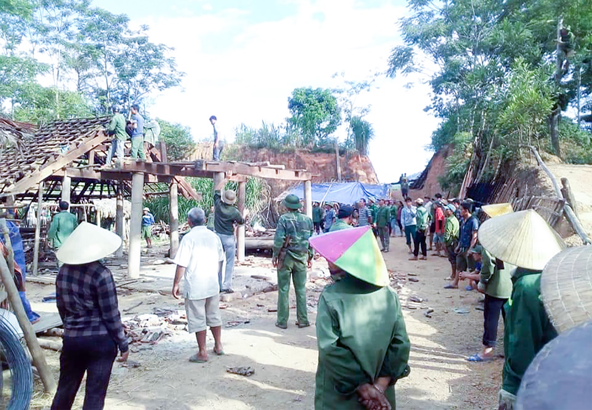 Xã Mậu Thạch phát huy sức mạnh đại đoàn kết toàn dân tộc hỗ trợ làm nhà ở cho người nghèo. Ảnh: Mai Hoa