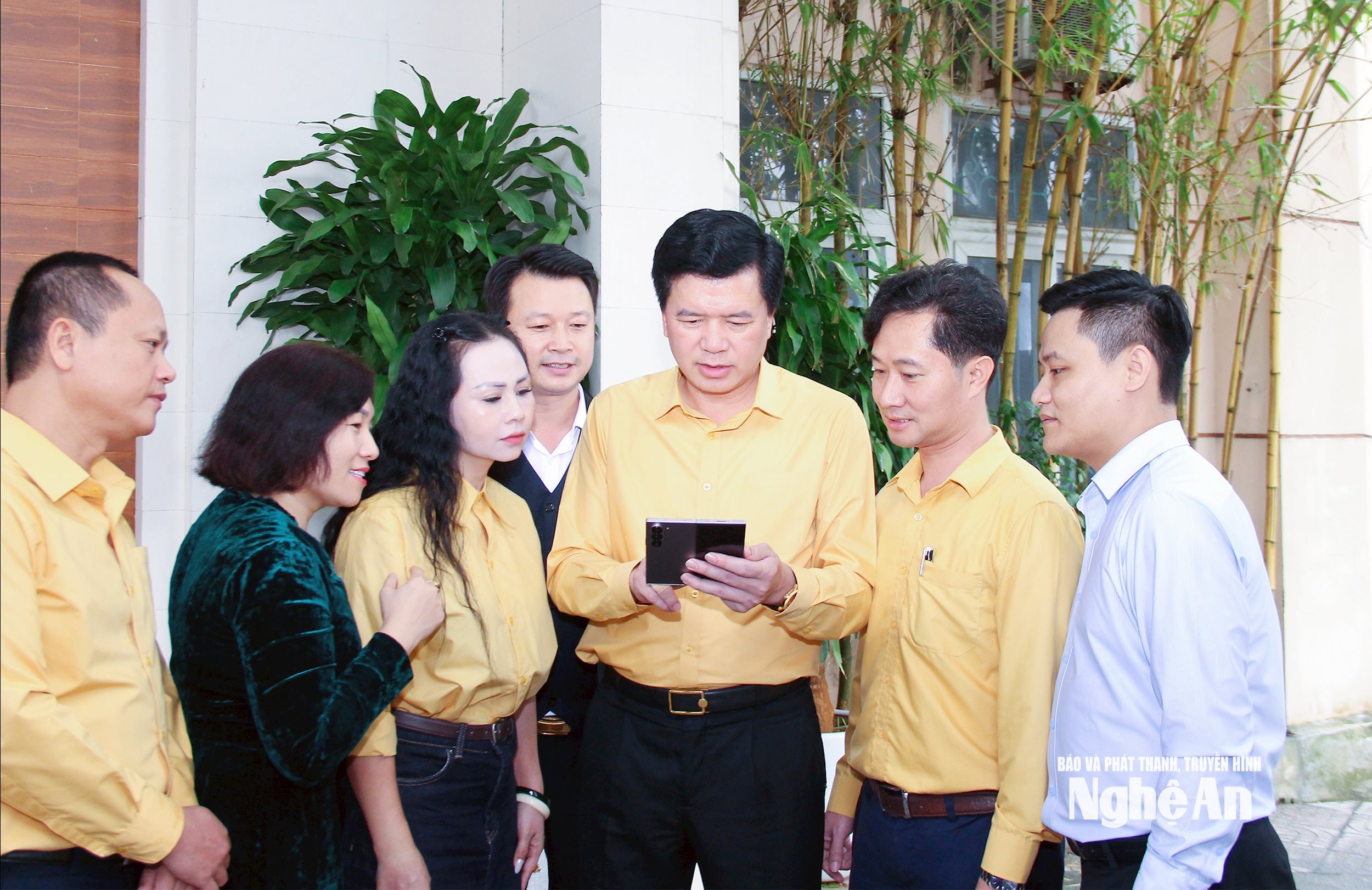  -Cán bộ cơ quan MTTQ tỉnh trao đổi việc tăng cường chuyển đổi số trong các hoạt động của Mặt trận. Ảnh Mai Hoa