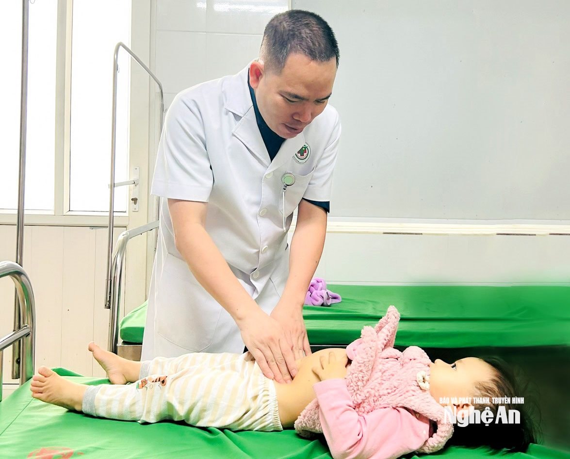 Bác sĩ thực hiện thăm khám và điều trị cho người bệnh (1)