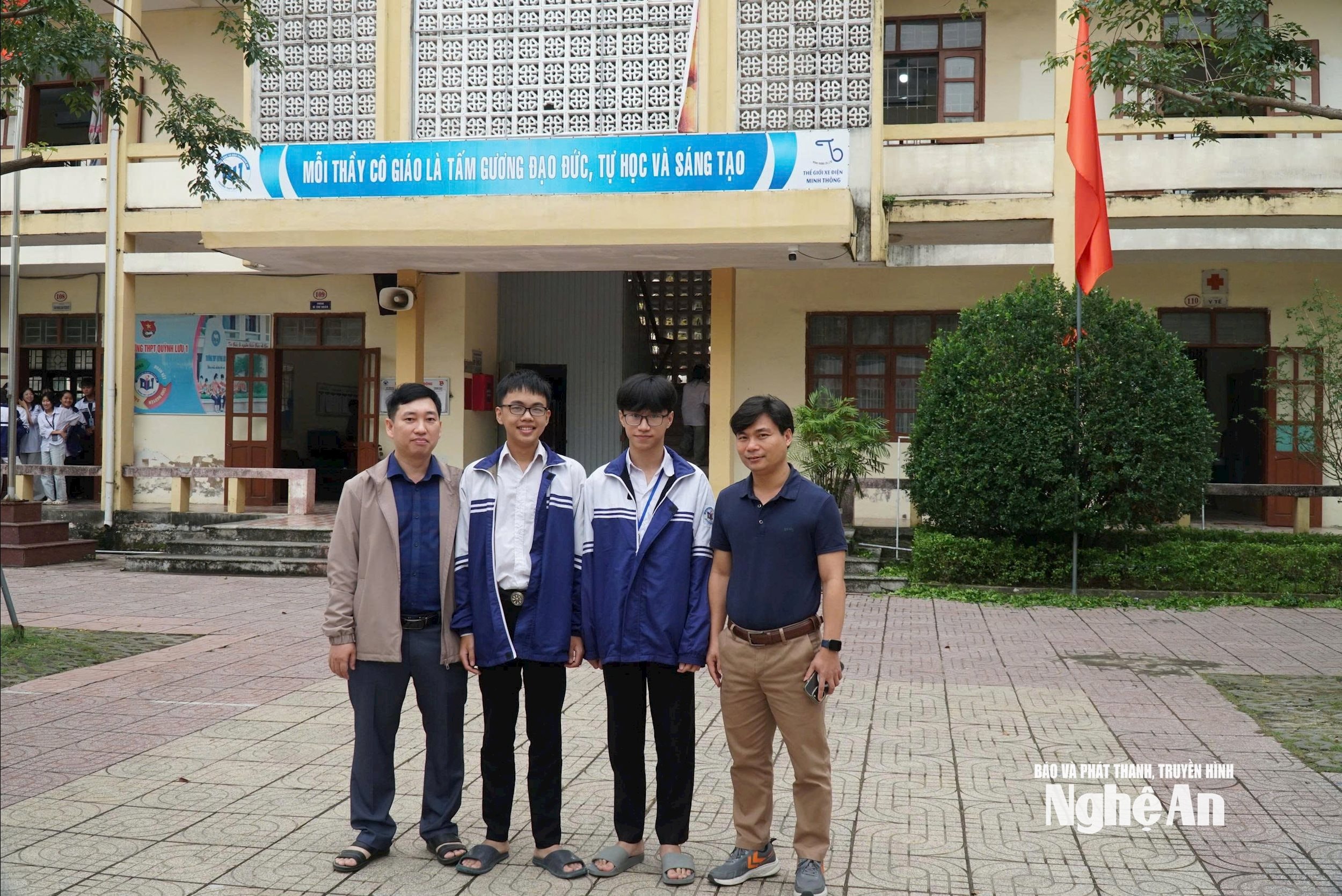 Hai học sinh đạt giải Nhất môn Toán của Trường THPT Quỳnh Lưu 1 và thầy giáo bồi dưỡng. Ảnh - Mỹ Hà