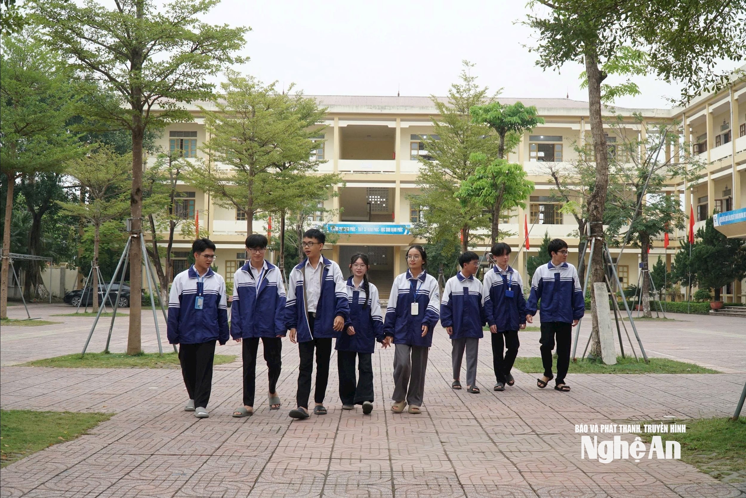 Những học sinh đem về giải Nhất cho Trường THPT Quỳnh Lưu 1. Ảnh - Mỹ Hà