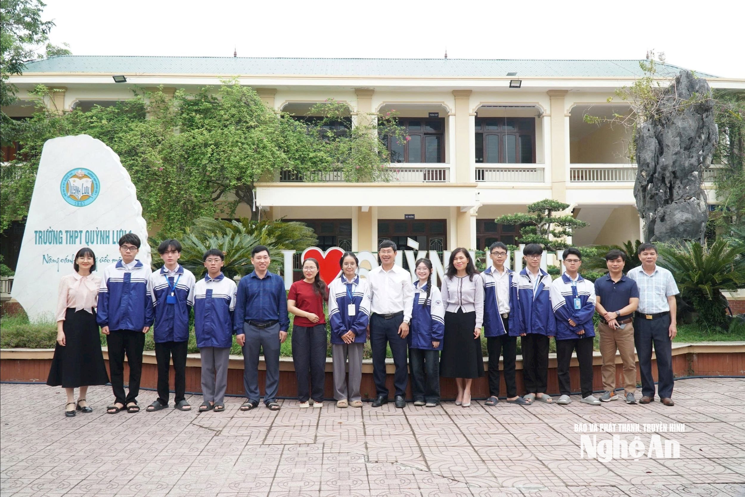 Niềm vui của thầy và trò Trường THPT Quỳnh Lưu 1. Ảnh - Mỹ Hà