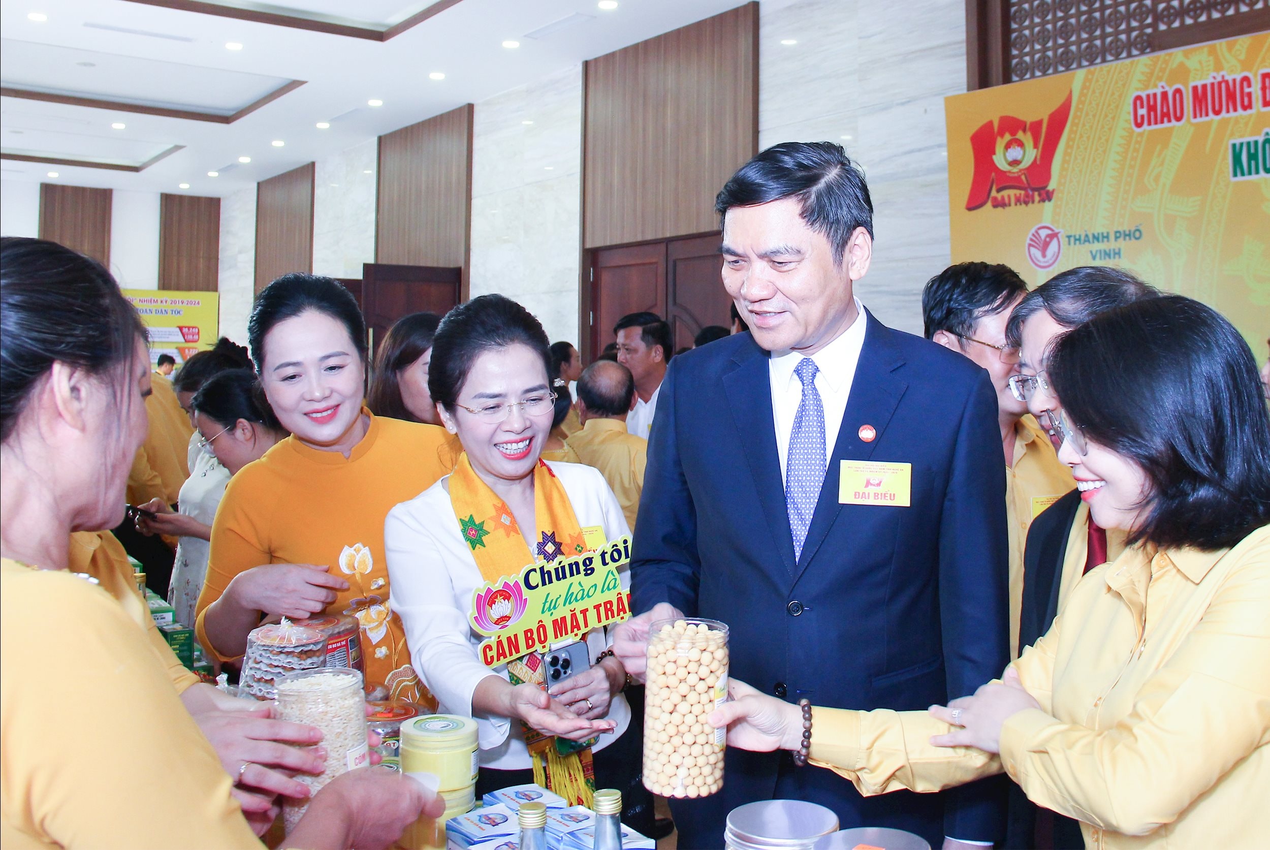 Các đồng chí lãnh đạo tỉnh tham quan gian hàng trưng bày các sản phẩm đặc trưng các địa phương trong tỉnh. Ảnh Mai Hoa