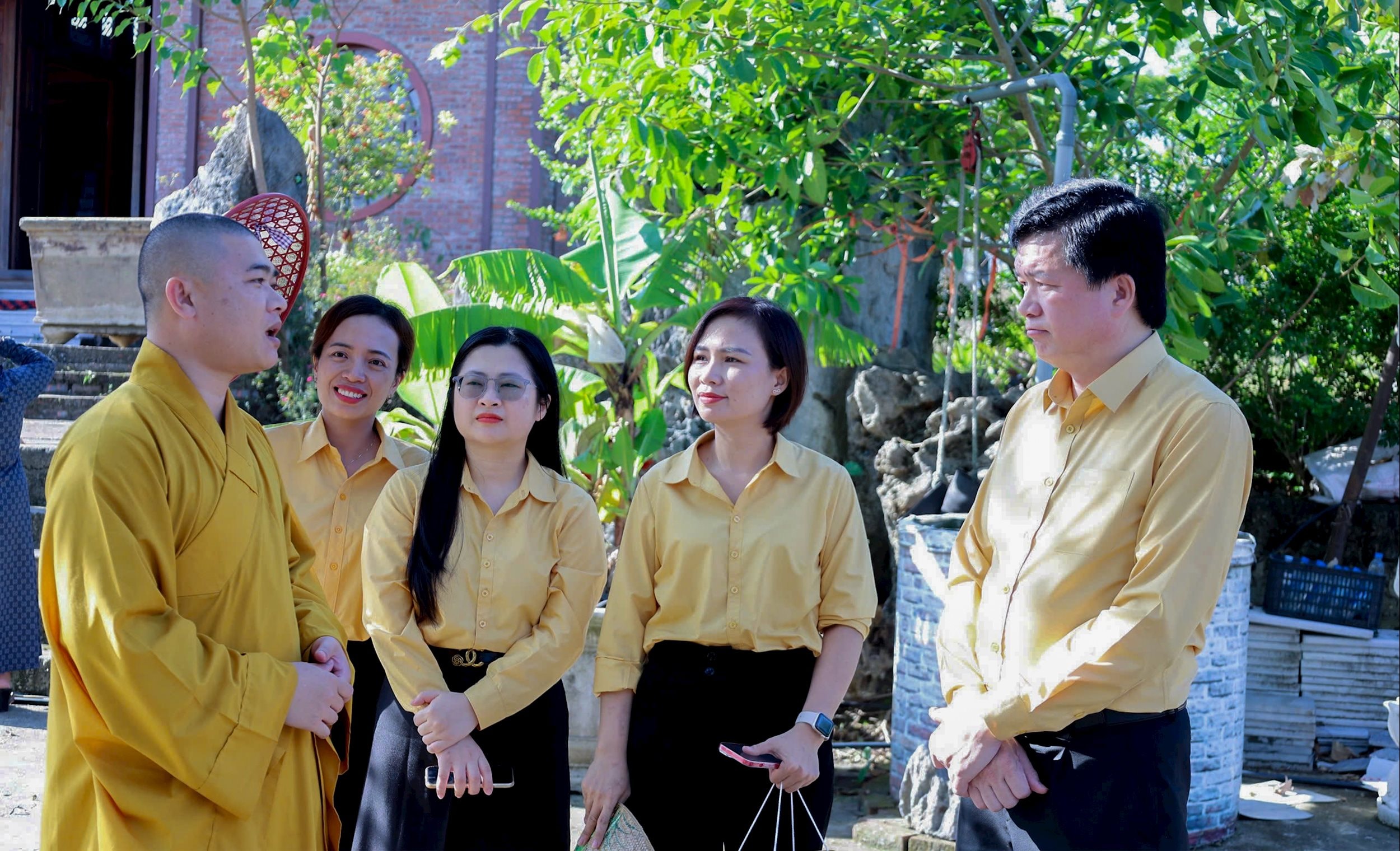 Đồng chí Nguyễn Đình Hùng gặp gỡ, trao đổi với chức sắc, chức việc tại chùa Vĩnh Phúc