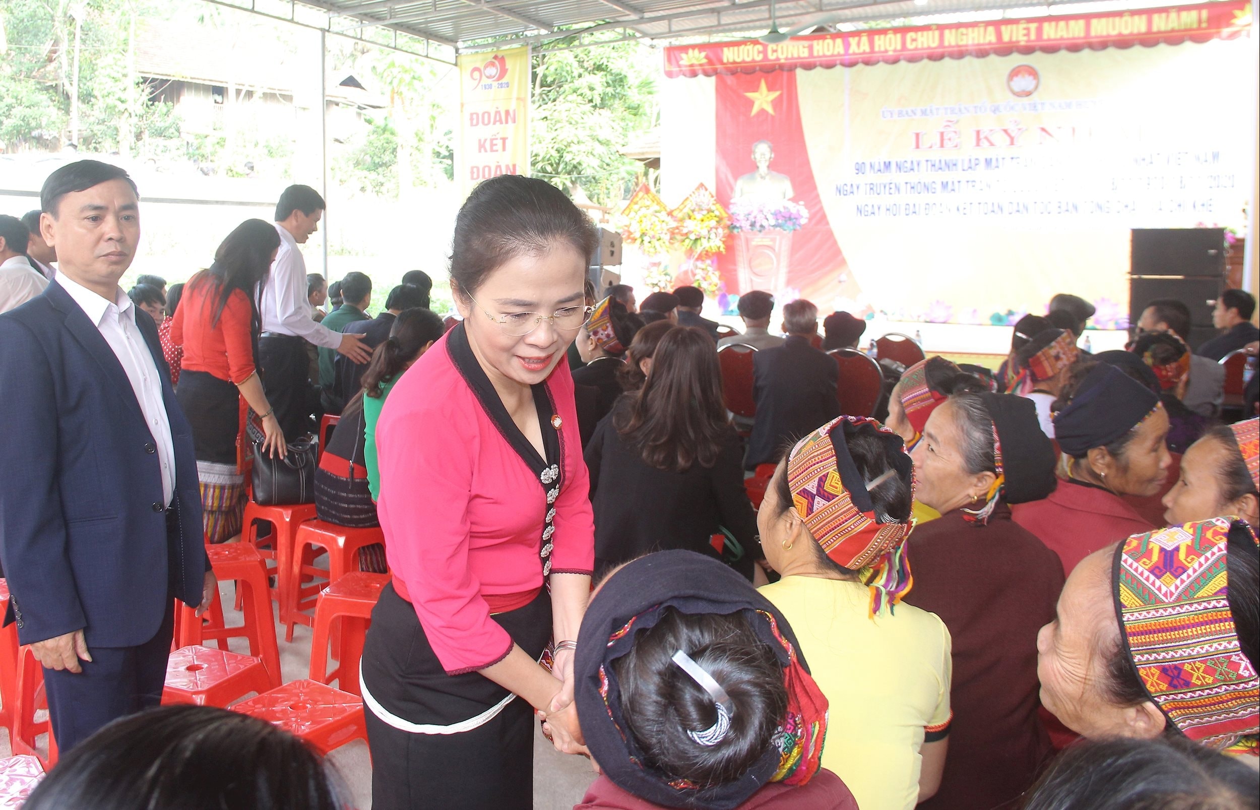 Đồng chí Võ Thị Minh Sinh - Phó Bí thư Tỉnh ủy, Chủ tịch Ủy ban MTTQ Việt Nam tỉnh, Trưởng Đoàn đại biểu Quốc hội tỉnh gặp gỡ, trao đổi người dân xã Con Cuông. Ảnh Mai Hoa