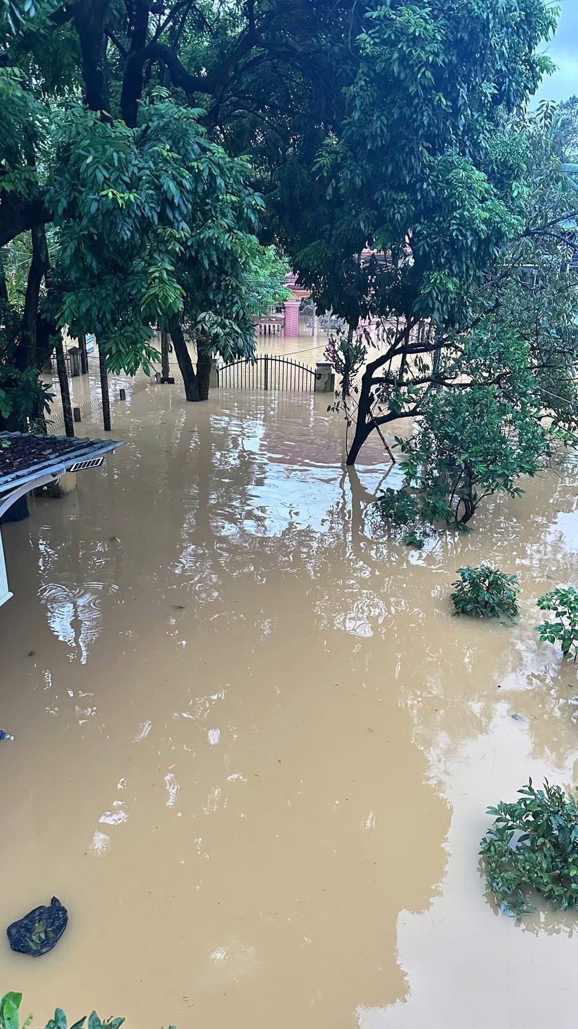 Nước dâng cao, ngập gần hết cổng căn biệt thự của gia đình ca sĩ Long Nhật tại Huế.