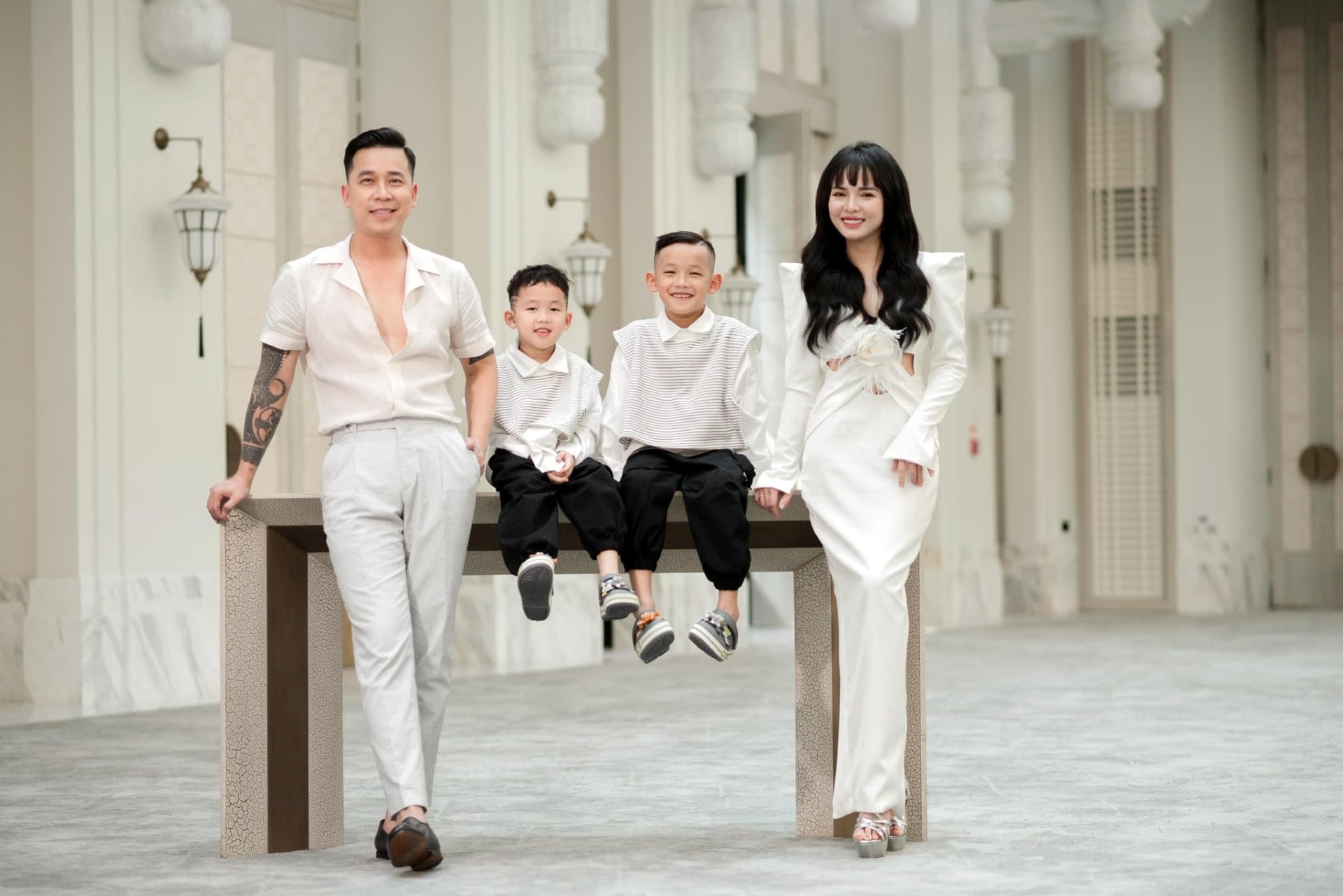 Lê Hoàng bên cạnh vợ Việt Huê.