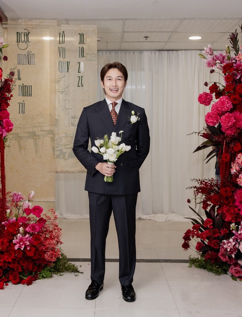 Cô dâu và chú rể trong trang phục truyền thống.